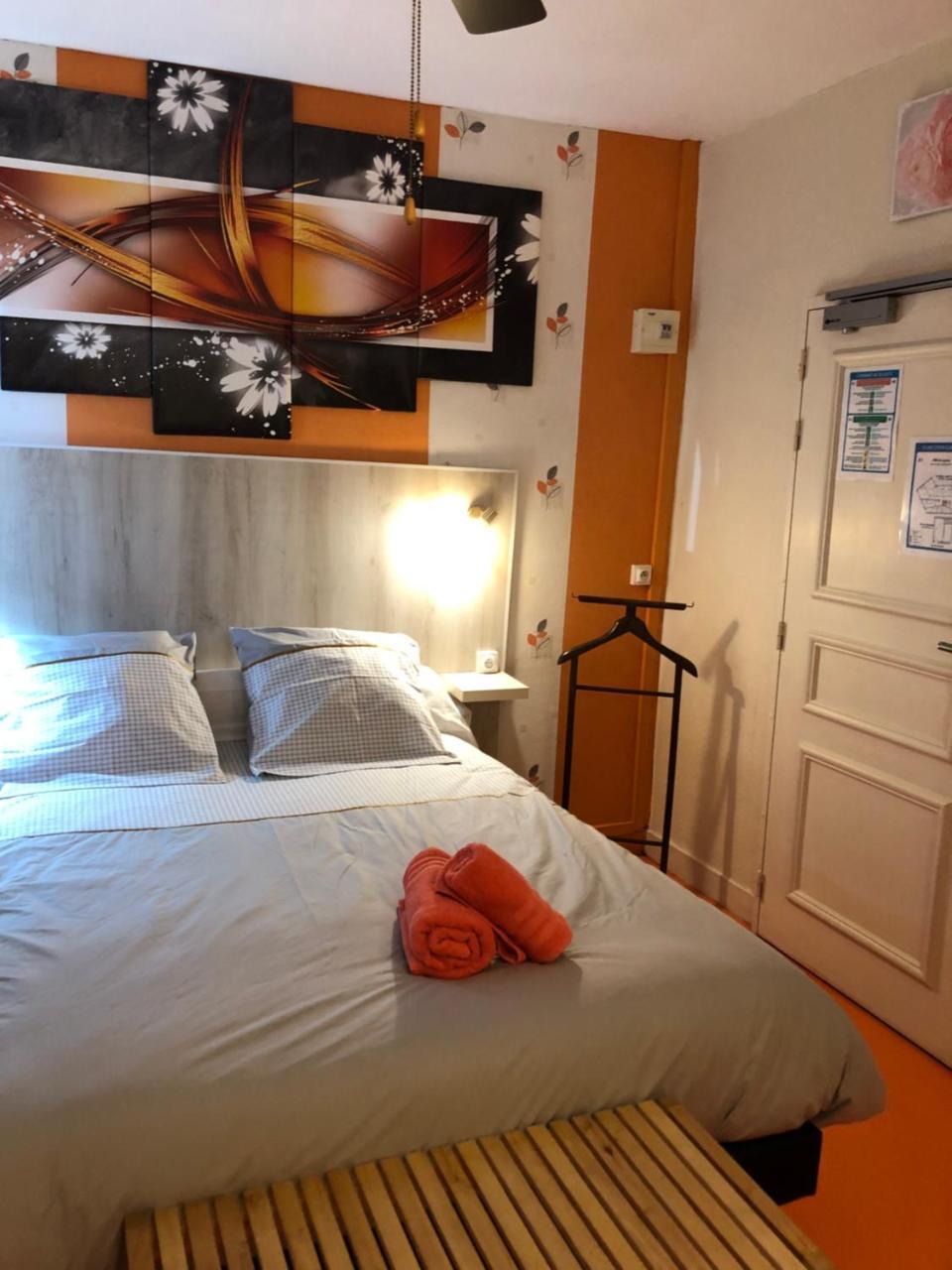 Hotel Des Remparts 빌뇌브-쉬르-로트 외부 사진
